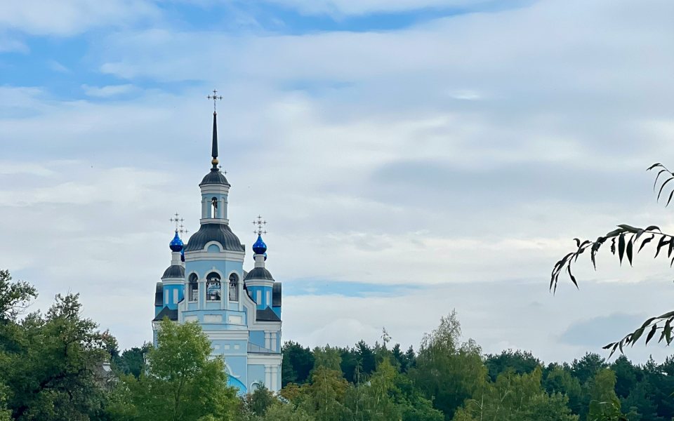 Храм біля водойми серед дерев